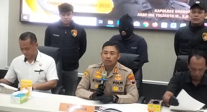 Kapolres Grobogan, AKBP Ike Yulianto Wicaksono saat ungkap kasus demo anarkis di Mapolres setempat. Nampak pelaku orang dewasa dihadirkan dalam konferensi pers. Selasa (2/9/2025).