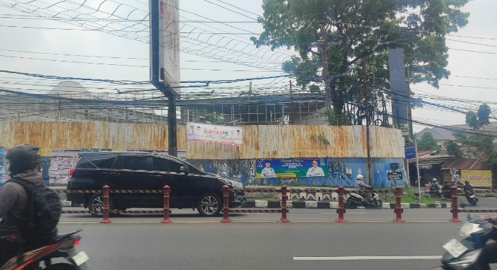 Bangunan rumah makan diduga mangkrak setahun.
