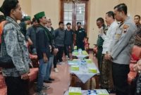 Puluhan mahasiswa HMI Kudus saat bertemu Forkopimda di ruang pendopo kabupaten.