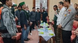 Puluhan mahasiswa HMI Kudus saat bertemu Forkopimda di ruang pendopo kabupaten.