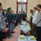 Puluhan mahasiswa HMI Kudus saat bertemu Forkopimda di ruang pendopo kabupaten.