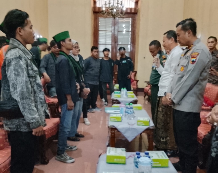 Puluhan mahasiswa HMI Kudus saat bertemu Forkopimda di ruang pendopo kabupaten.