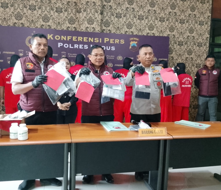 Polres Kudus, Saat ungkap kasus penyalahgunaan narkoba di Mapolres setempat.