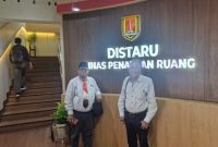 Ketua DPD LAI BPAN Jateng, Yoyok Sakiran (kiri) bersama rekannya, saat berada di kantor Distaru Kota Semarang.