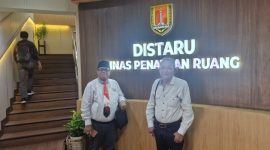 Ketua DPD LAI BPAN Jateng, Yoyok Sakiran (kiri) bersama rekannya, saat berada di kantor Distaru Kota Semarang.