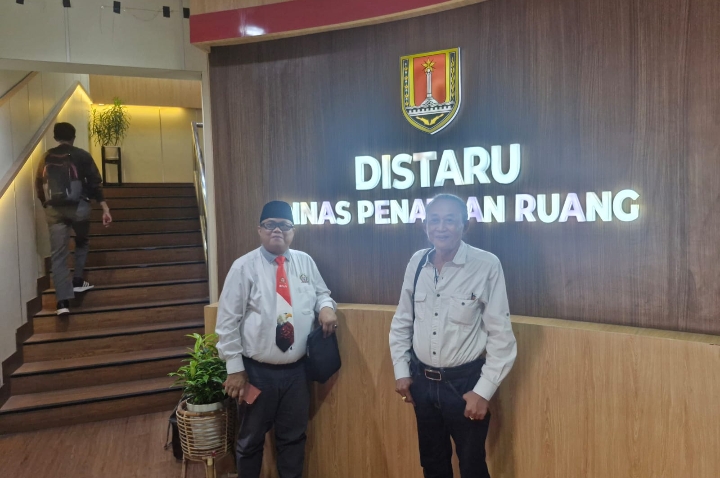 Ketua DPD LAI BPAN Jateng, Yoyok Sakiran (kiri) bersama rekannya, saat berada di kantor Distaru Kota Semarang.