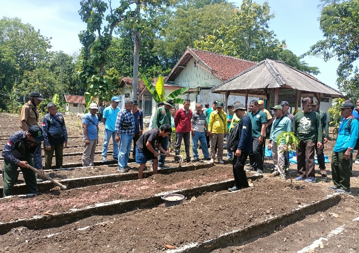 Perhutani KPH Telawa saat latihan bersama budidaya cabai di Pekarangan Dinas di belakang gedung Mess kantor KPH Telawa.