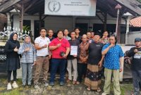 Puluhan warga Tunggul Pandean, Kec. Nalumsari, Kab. Jepara, saat foto bersama dengan pengurus DPW IWOI Jateng, usai buat pengaduan.