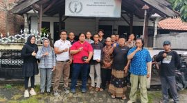 Puluhan warga Tunggul Pandean, Kec. Nalumsari, Kab. Jepara, saat foto bersama dengan pengurus DPW IWOI Jateng, usai buat pengaduan.