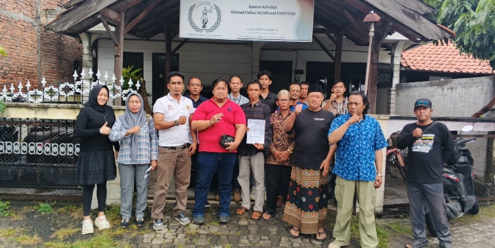 Puluhan warga Tunggul Pandean, Kec. Nalumsari, Kab. Jepara, saat foto bersama dengan pengurus DPW IWOI Jateng, usai buat pengaduan.
