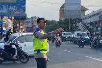 Kapolres Demak, AKBP Ari Cahya Nugraha, saat pimpin pengaturan lalu lintas di perempatan Makam Pahlawan Cahaya Ratna Bintarum, Kelurahan Kalicilik, Senin (22/9/2025).