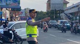 Kapolres Demak, AKBP Ari Cahya Nugraha, saat pimpin pengaturan lalu lintas di perempatan Makam Pahlawan Cahaya Ratna Bintarum, Kelurahan Kalicilik, Senin (22/9/2025).