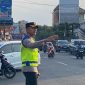 Kapolres Demak, AKBP Ari Cahya Nugraha, saat pimpin pengaturan lalu lintas di perempatan Makam Pahlawan Cahaya Ratna Bintarum, Kelurahan Kalicilik, Senin (22/9/2025).