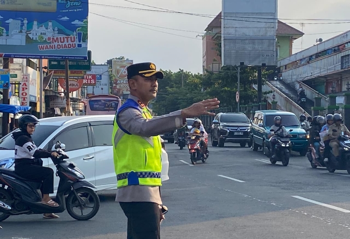 Kapolres Demak, AKBP Ari Cahya Nugraha, saat pimpin pengaturan lalu lintas di perempatan Makam Pahlawan Cahaya Ratna Bintarum, Kelurahan Kalicilik, Senin (22/9/2025).