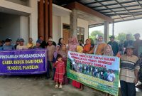 Warga Desa Tunggul Pandean, Kec. Nalumsari, Kab. Jepara, saat berkumpul membahas mediasi penolakan pembangunan gardu induk PLN di desa setempat.