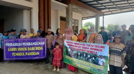 Warga Desa Tunggul Pandean, Kec. Nalumsari, Kab. Jepara, saat berkumpul membahas mediasi penolakan pembangunan gardu induk PLN di desa setempat.