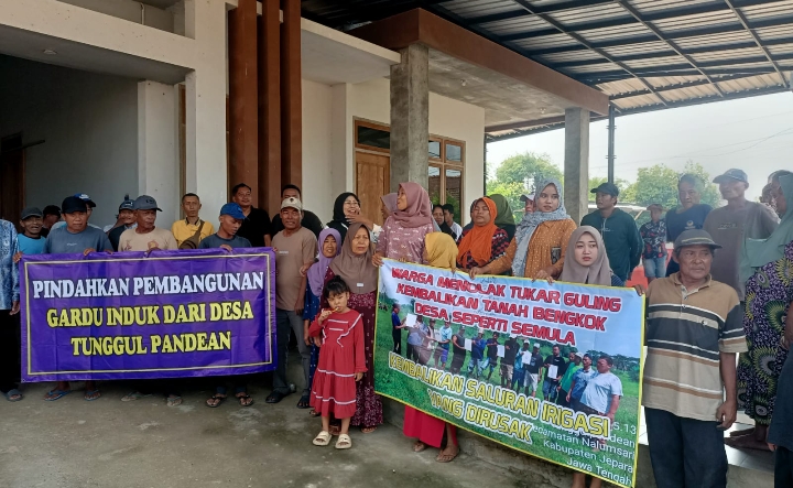 Warga Desa Tunggul Pandean, Kec. Nalumsari, Kab. Jepara, saat berkumpul membahas mediasi penolakan pembangunan gardu induk PLN di desa setempat.