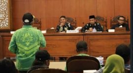 Suasana pertemuan antara para petani tebu dengan anggota DPRD Blora, membahas keluhan petani tebu.