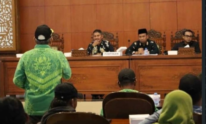 Suasana pertemuan antara para petani tebu dengan anggota DPRD Blora, membahas keluhan petani tebu.