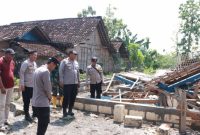 Kapolres Blora, AKBP Wawan Andi Susanto, saat pimpin kegiatan Baksos di lokasi korban angin puting beliung di wilayah kecamatan Kradenan.