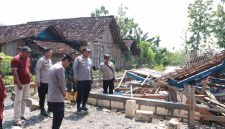 Kapolres Blora, AKBP Wawan Andi Susanto, saat pimpin kegiatan Baksos di lokasi korban angin puting beliung di wilayah kecamatan Kradenan.