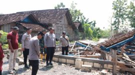 Kapolres Blora, AKBP Wawan Andi Susanto, saat pimpin kegiatan Baksos di lokasi korban angin puting beliung di wilayah kecamatan Kradenan.