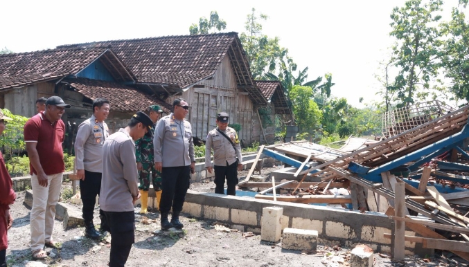 Kapolres Blora, AKBP Wawan Andi Susanto, saat pimpin kegiatan Baksos di lokasi korban angin puting beliung di wilayah kecamatan Kradenan.