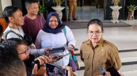 Wali Kota Semarang, Agustina Wilujeng Pramestuti, saat dimintai keterangan oleh wartawan.