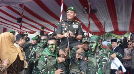Pangdam IV/Diponegoro Mayjen TNI Achiruddin, S.E., M.Han., saat dipanggul kedua prajuritnya.