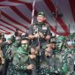 Pangdam IV/Diponegoro Mayjen TNI Achiruddin, S.E., M.Han., saat dipanggul kedua prajuritnya.