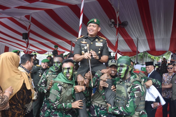Pangdam IV/Diponegoro Mayjen TNI Achiruddin, S.E., M.Han., saat dipanggul kedua prajuritnya.