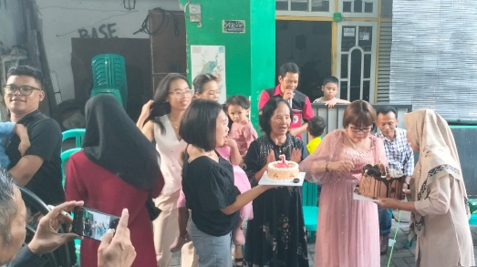 Acara pemotongan kue ultah media viosarinews.com ke-7.