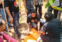 Pihak kepolisian saat cek TKP penemuan mayat bayi.