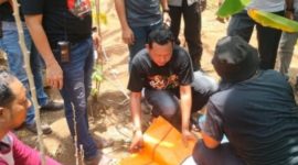 Pihak kepolisian saat cek TKP penemuan mayat bayi.