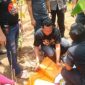 Pihak kepolisian saat cek TKP penemuan mayat bayi.