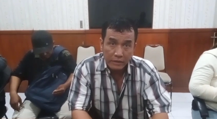 Wahyono, perwakilan paguyuban wartawan, saat memberikan penjelasan terkait audiensi dengan Dinas PUPR Kabupaten Tegal, yang dinilai 
