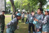 Suasana outbond, nampak jurnalis sedang mengikuti lomba bersama Kodim Blora.