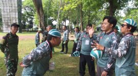 Suasana outbond, nampak jurnalis sedang mengikuti lomba bersama Kodim Blora.