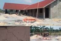 Nampak suasana pembangunan gedung sekolah SMP Satap Negeri 1 Poncomulyo, baru padas yang digiling menjadi pasir, dan nampak tembok/dinding sekolah retak setelah direhab.