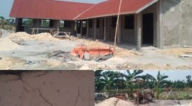 Nampak suasana pembangunan gedung sekolah SMP Satap Negeri 1 Poncomulyo, baru padas yang digiling menjadi pasir, dan nampak tembok/dinding sekolah retak setelah direhab.