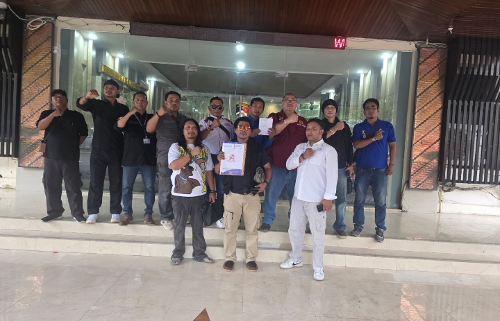 Miftakul didampingi pengacara dan rekan lainnya, usai melaporkan Ibo ke Polda Jateng.