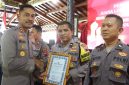 Kapolres Demak AKBP Ari Cahya Nugraha, saat memberikan piagam penghargaan kepada Bhabinkamtibmas.
