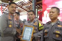 Kapolres Demak AKBP Ari Cahya Nugraha, saat memberikan piagam penghargaan kepada Bhabinkamtibmas.