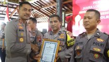 Kapolres Demak AKBP Ari Cahya Nugraha, saat memberikan piagam penghargaan kepada Bhabinkamtibmas.