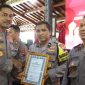 Kapolres Demak AKBP Ari Cahya Nugraha, saat memberikan piagam penghargaan kepada Bhabinkamtibmas.