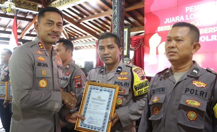 Kapolres Demak AKBP Ari Cahya Nugraha, saat memberikan piagam penghargaan kepada Bhabinkamtibmas.