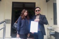 Dari kanan, Bagas Pamenang, SH, MH, didampingi asistennya, saat menunjukan bukti laporan aduan polisi. Kamis (30/10/2025).