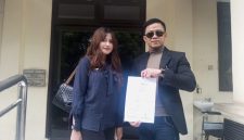 Dari kanan, Bagas Pamenang, SH, MH, didampingi asistennya, saat menunjukan bukti laporan aduan polisi. Kamis (30/10/2025).