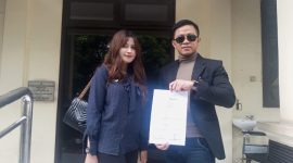 Dari kanan, Bagas Pamenang, SH, MH, didampingi asistennya, saat menunjukan bukti laporan aduan polisi. Kamis (30/10/2025).