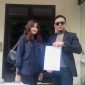 Dari kanan, Bagas Pamenang, SH, MH, didampingi asistennya, saat menunjukan bukti laporan aduan polisi. Kamis (30/10/2025).